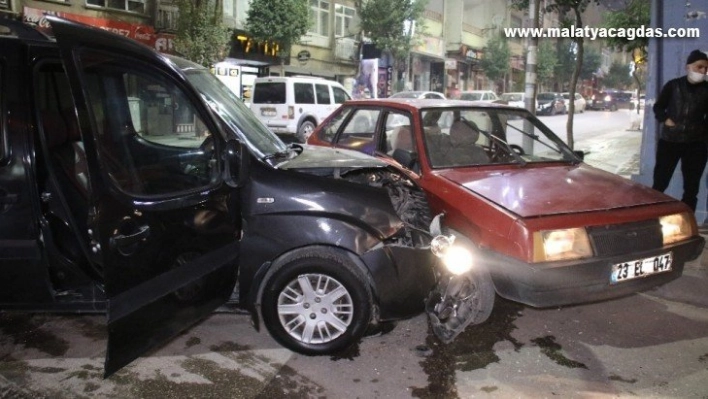 Sokağa çıkma kısıtlaması başladığı saatlerde kaza: 2 yaralı