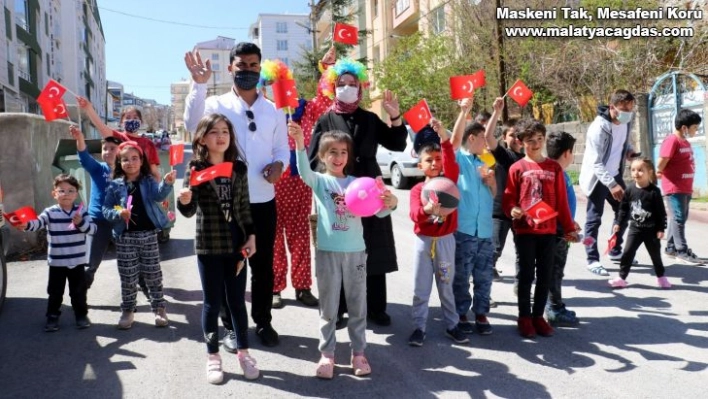 Sokak sokak gezip hediye dağıttılar