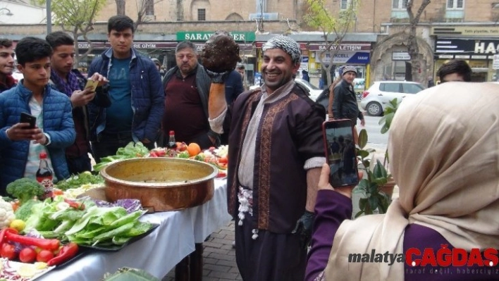 Sokakta çiğ köfte şöleni