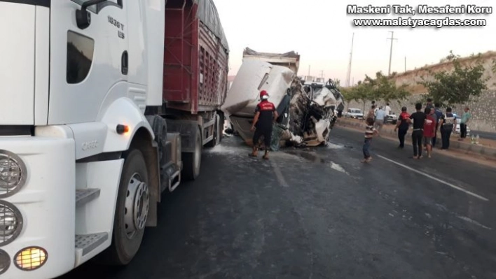 Su tankerine çarpan tırın sürücüsü ağır yaralandı