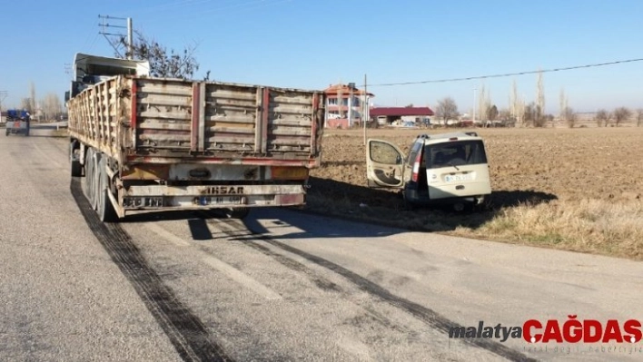 Şuhut'ta otomobil ile kamyon çarpıştı: 1 yaralı