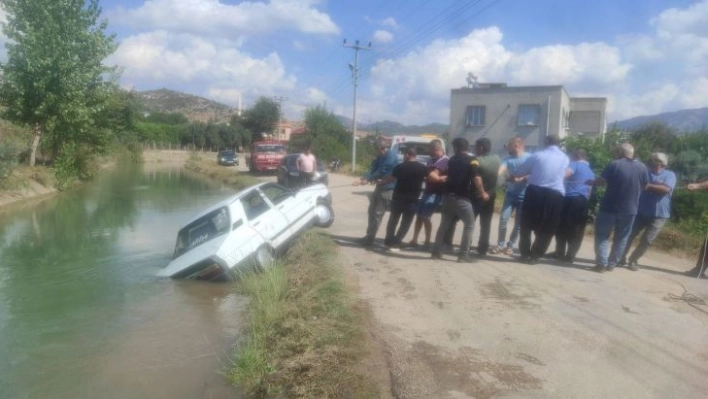 Sulama kanalına düşen otomobili kurtarma operasyonu: Vatandaşlar seferber oldu