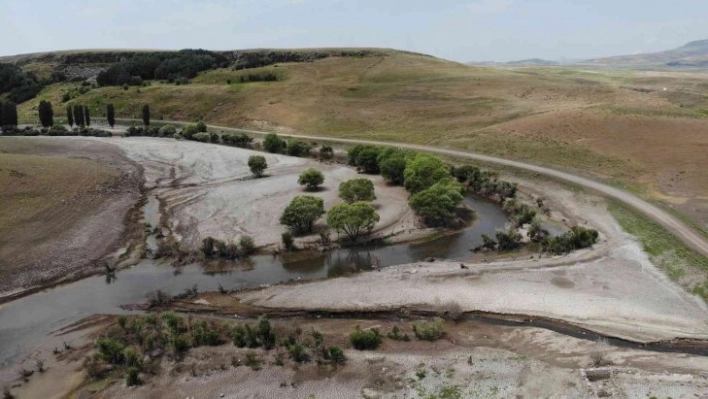 Sular 20 metre çekildi, eski Kars-Ardahan karayolu ortaya çıktı