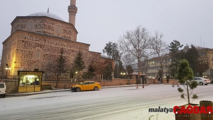 Sungurlu güne karla uyandı