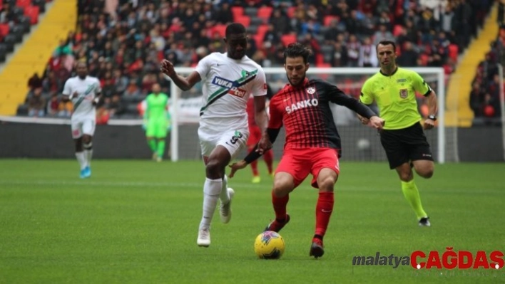 Süper Lig: Gaziantep FK: 0 - Denizlispor: 0 (İlk Yarı)