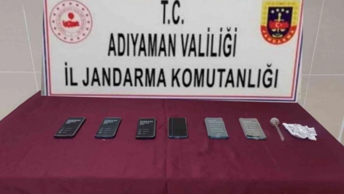 Şüpheli araçta kaçak cep telefonları ele geçirildi