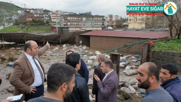 Sur'da ahır ve evleri su bastı