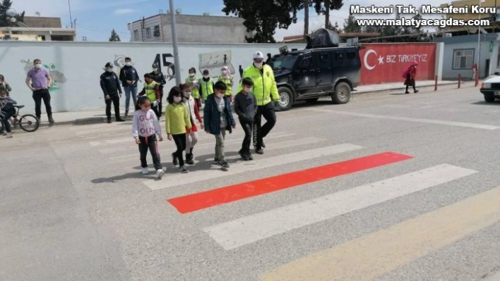 Suriye sınırında 'Yaya Önceliği Kırmızı Çizgimiz' etkinliği