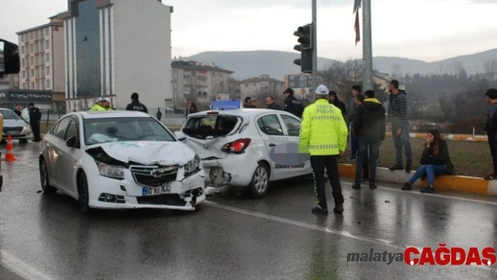 Sürücü adayı eğitim sürüşünde kaza geçirdi