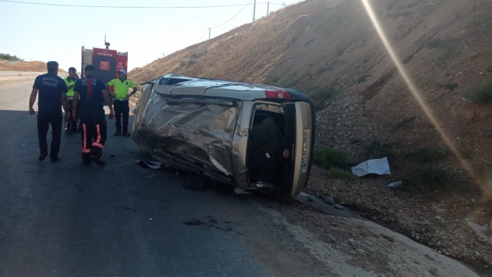 Sürücünün direksiyon hakimiyetini kaybettiği araç takla attı: 2 yaralı