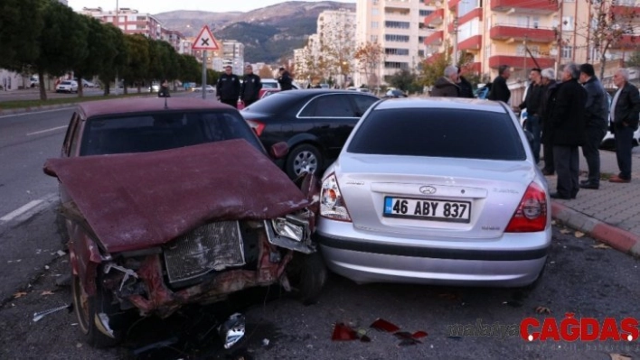 Sürücüsü olmayan araç 3 otomobile çarptı: 2 yaralı