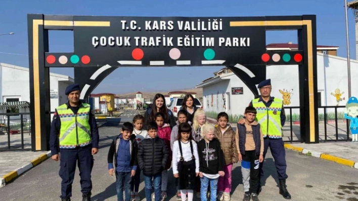 Susuzlu çocuklara trafik eğitimi