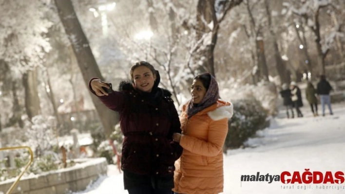 Tahran'da okullara kar tatili