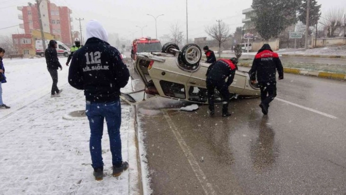 Takla atan otomobilini bırakıp kaçtı