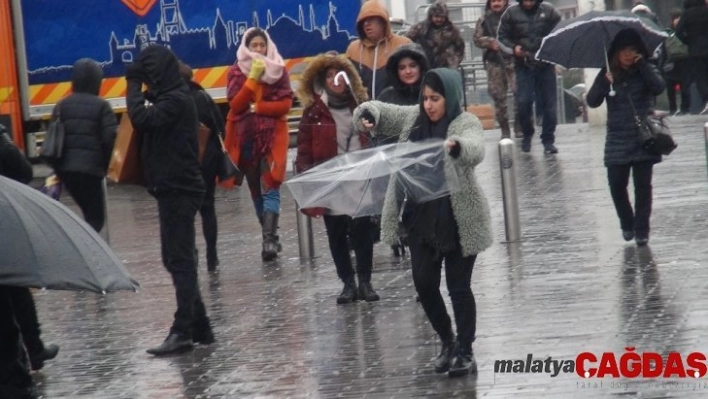 Taksim'de yağmur ve rüzgar vatandaşlara zor anlar yaşattı