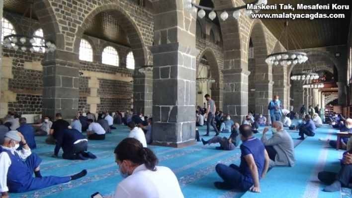 Tam kapanmada sosyal mesafeye uygun cuma namazı