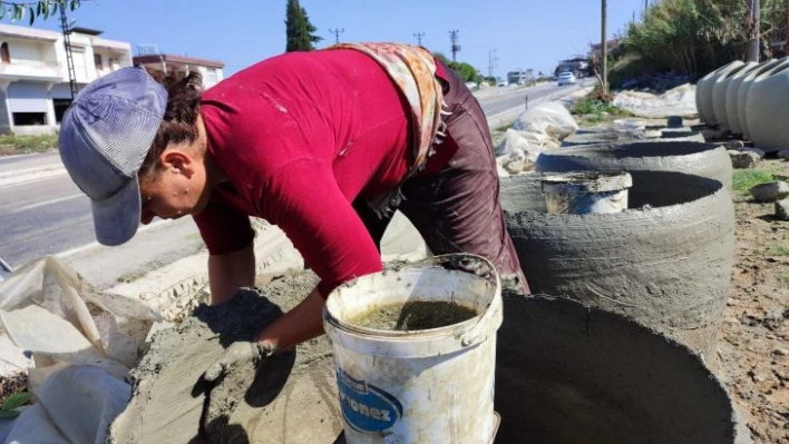 Tandırlar, kadınların çamurlu ellerinde şekilleniyor