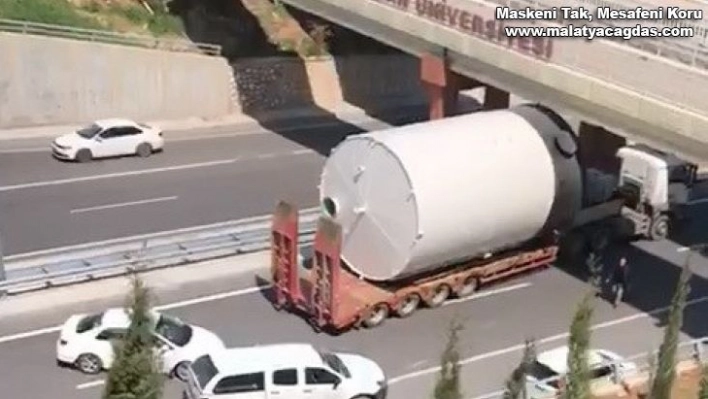 Tank yüklü Tır üst geçit nedeniyle ilerleyemedi