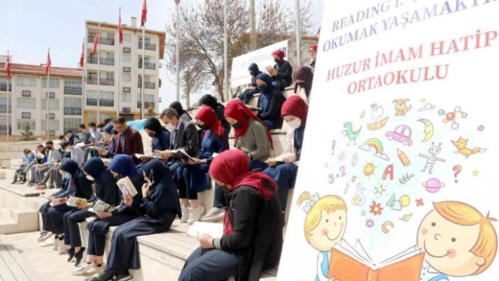 Tarihi binanın bahçesinde kitap okudular