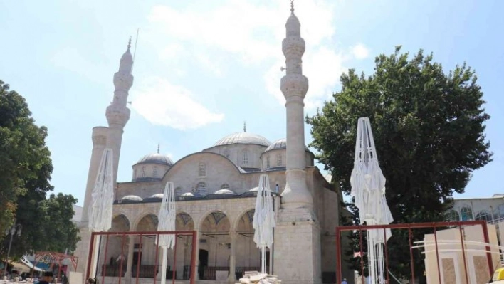 Tarihi cami avlusunda yapılan beton bloklar kaldırıldı