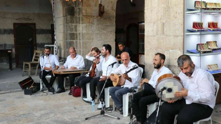 Tarihi Gümrük Han'da Urfa ezgileri yankılandı