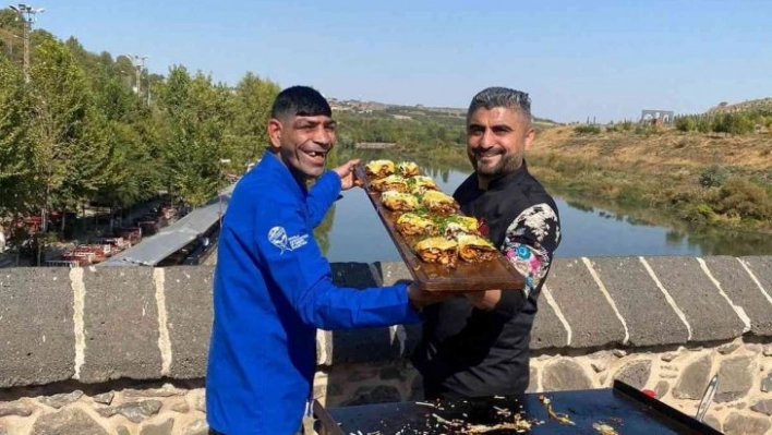 Tarihi köprüde 'piton döner' yaptı