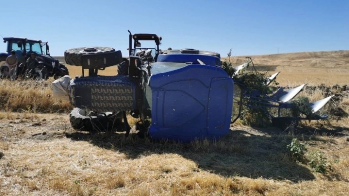 Tarla süren traktör devrildi: 1 yaralı