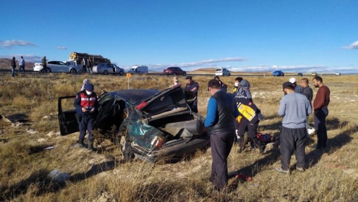 Tarlaya uçan otomobil hurdaya döndü: 2 yaralı