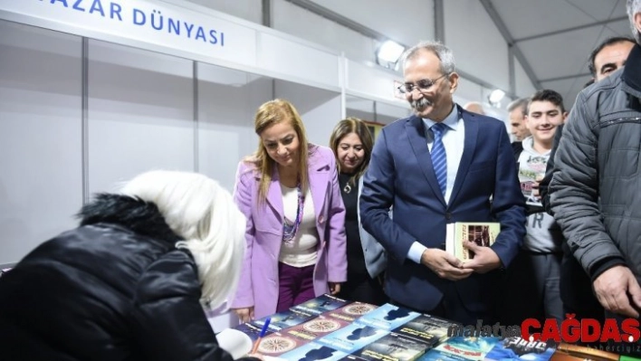 Tarsus Kitap Fuarı'na ilk günden yüzlerce ziyaretçi akın etti