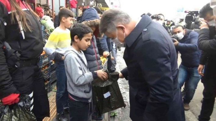 Taş atan çocuklara dokunularak topluma kazandırılıyor