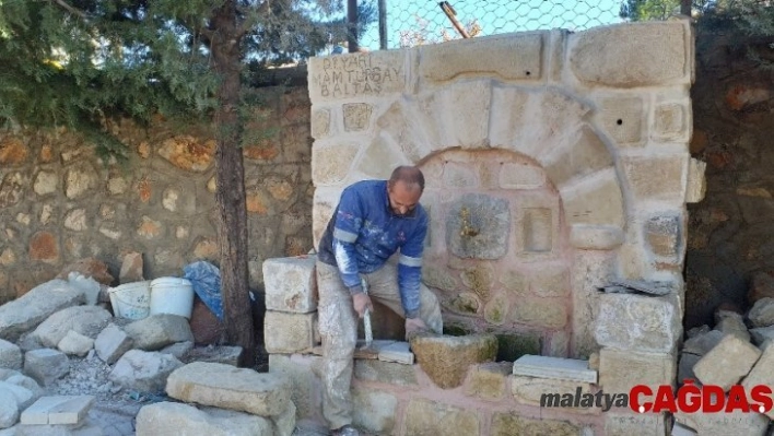 Taşları işleyen muhtar mahalleye çeşme yaptı