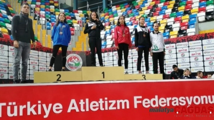 Tatar'ın öğrencileri İstanbul'dan 3 madalya ile döndü