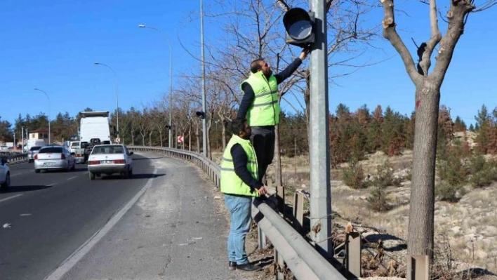 Tehlikeli virajlara flaşörlü önlem