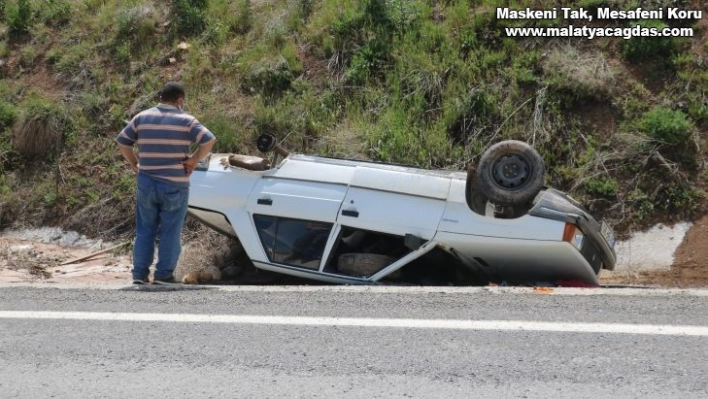 Tekeri yerinden fırlayan otomobil ters döndü: 2 yaralı