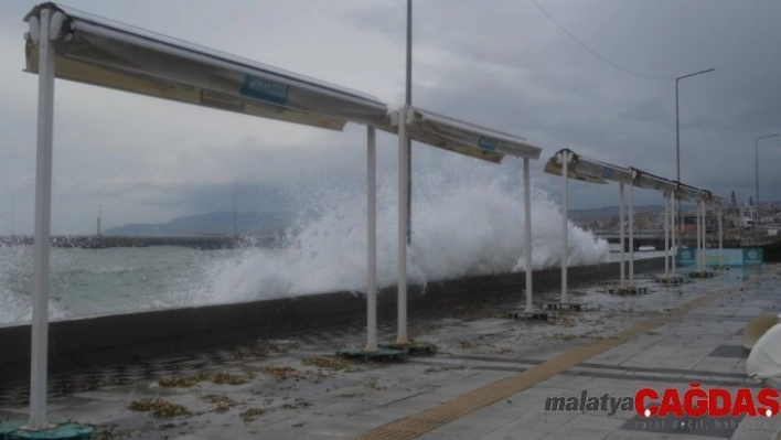 Tekirdağ'da dev dalgalar: Sahil sular altında kaldı