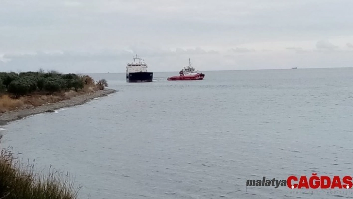 Tekirdağ'da karaya oturan kuru yük gemisi kurtarılıyor