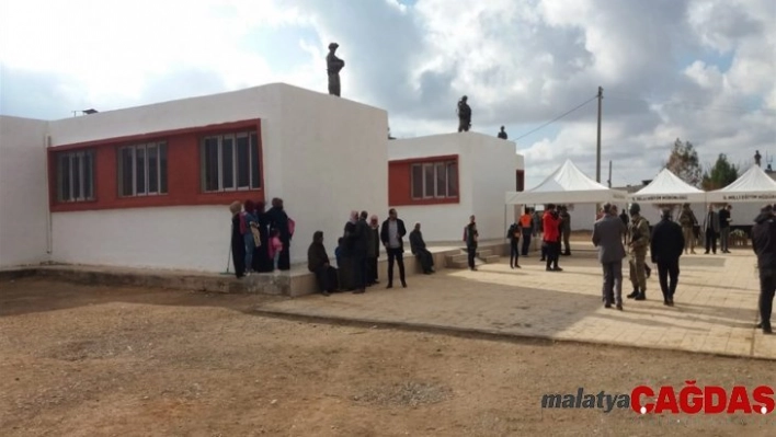 Tel Abyad'da teröristler tarafından zarar gören ilkokul onarılarak eğitim-öğretim açıldı