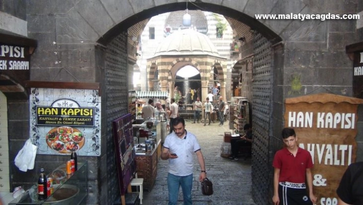 Terörün yerini huzura bıraktığı Diyarbakır'da tarihi mekanlar dolup taştı