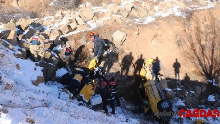 Ticari taksi şarampole uçtu: 2 ölü, 1 yaralı