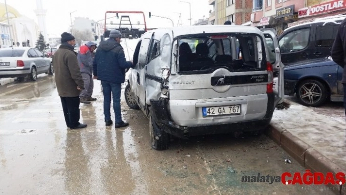 Tır park halindeki hafif ticari aracı çarptı