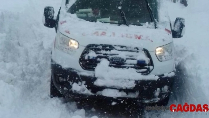 Toroslar Belediyesi karla mücadele ekipleri, hasta çocuklar için yolu açtı