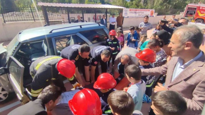 Tortum'da yaya geçidi kırmızıya boyandı, kaza tatbikatı yapıldı