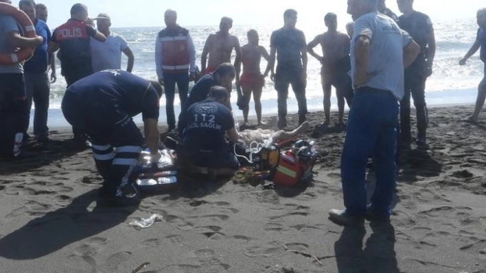 Torununu kurtarmak için denize atladı, rip akıntısında boğuldu