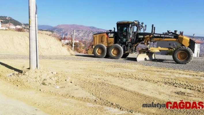 Tosya Belediyesi park alanlarını temizliyor