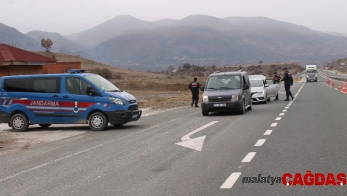 Tosya yolunda jandarma ekipleri kontrollerini sıklaştırdı