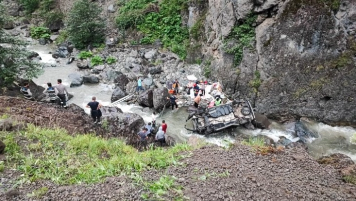 Trabzon'da araç dereye yuvarlandı: 6 yaralı