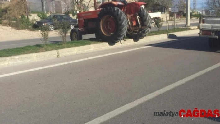 Traktör sürücüsünden tehlikeli dönüş