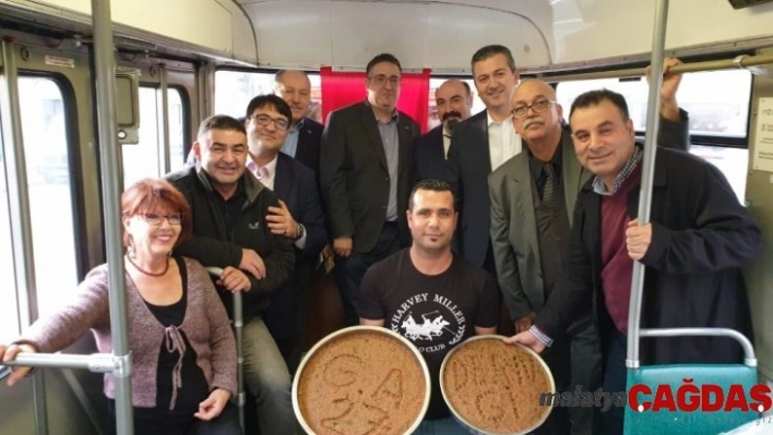 Tramvayda çiğ köfte ve baklava partisi