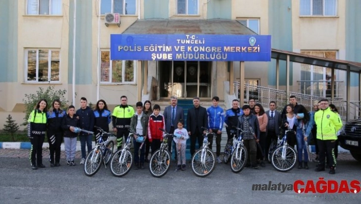 Tunceli polisinden, öğrencilere bisiklet ve olta