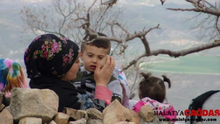 Türbedeki taşları ısıtıp şifa arıyorlar